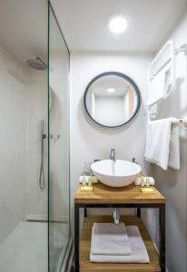 布鲁塞尔Mini loft 1 bedroom 2 steps from Av Louise的一间带水槽和镜子的浴室