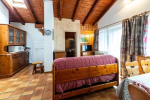 费德拉帕加内拉Casa dal Ri'的一间卧室配有床,一间厨房位于客房内