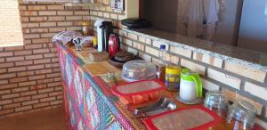 卡诺格布拉达Mar à vista的一个带两个红色餐具的厨房台