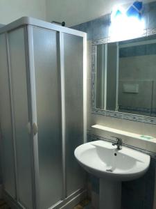 OttanaHOTEL FUNTANA E DONNE的一间带水槽、淋浴和镜子的浴室
