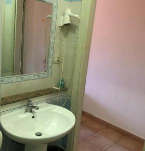 OttanaHOTEL FUNTANA E DONNE的一间带水槽和镜子的浴室