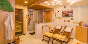 博登迈斯BIO Appartement Resort的一间带四把椅子、水槽和淋浴的浴室
