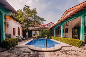 Hotel El Convento Leon Nicaragua内部或周边的泳池