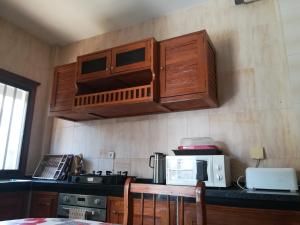 达喀尔卡兰奎斯公寓式酒店的厨房配有木制橱柜和台面
