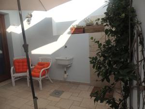Funtana MeigaSENAFER Funtana Meiga的一间带卫生间、椅子和雨伞的浴室