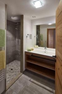 措布伦Alpenjuwel Rohnenspitze的带浴缸、淋浴和盥洗盆的浴室