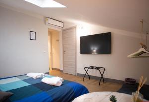 普拉托B&Big Prato的一间卧室配有两张床和一台平面电视