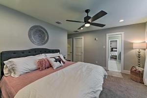 大学城Elegant College Station Home - Walk to Texas AandM!的一间卧室配有一张带吊扇的床