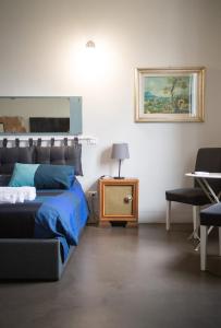 普拉托B&Big Prato的卧室配有1张床、1张桌子和1把椅子