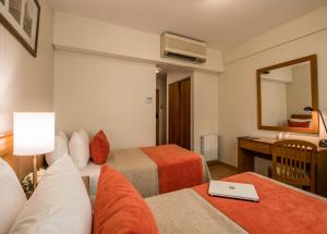 布宜诺斯艾利斯卡尔顿索兰斯酒店的酒店客房配有两张床和一张书桌