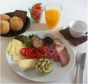 霍尔斯特布罗Hotel Phønix的桌上的盘子,包括奶酪和蔬菜