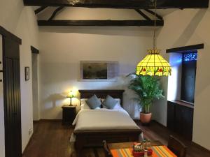 波哥大Casa Aranjuez的一间卧室配有床和黄色灯