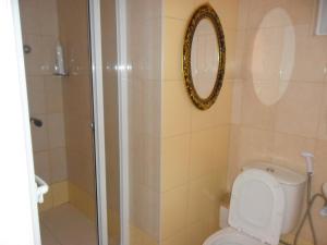 蓬塔杜索尔Casa Celeste的浴室设有卫生间和带镜子的淋浴