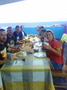蓬塔杜索尔Casa Celeste的一群坐在桌子旁吃饭的人