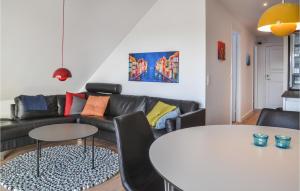瓦伊厄斯斯特兰德Amazing Apartment In Vejers Strand With 2 Bedrooms And Wifi的客厅配有沙发和桌子