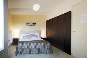 RipePanoramic Villa Italy的一间卧室配有一张带2个床头柜的大床