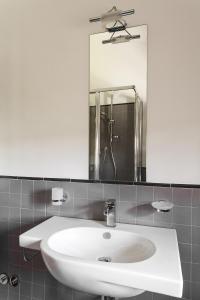 阿梅利亚Barca Country House的浴室设有白色水槽和镜子