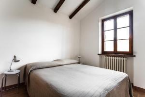 阿梅利亚Barca Country House的白色的卧室设有床和窗户
