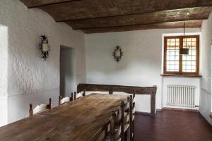 阿梅利亚Barca Country House的配有长木桌子和椅子的房间