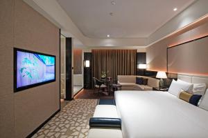 成都润邦国际酒店的酒店客房设有一张大床和一间客厅。