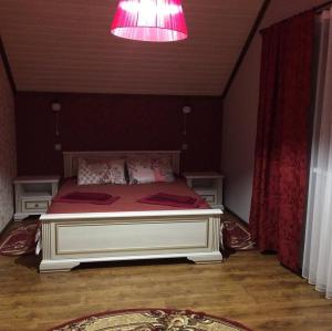 莫申Садиба Вікторія的一间卧室配有一张粉红色的大床