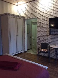 莫申Садиба Вікторія的一间客厅,配有白色橱柜和砖墙