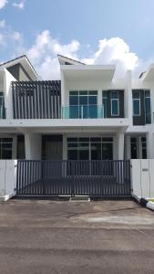 瓜埠langkawi homestay murah empat bilik的一座带黑色围栏的大型白色房屋