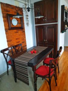 布拉索夫五星公寓的餐桌、椅子和砖墙