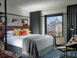 都柏林The Mont的一间卧室配有一张床,享有建筑的景色