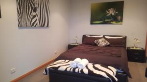 LewishamLewi Waters的一间卧室配有一张床,上面有两条毛巾