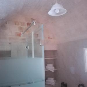 洛科罗通多Trulli Manuela 2的带淋浴的浴室和天花板上的灯