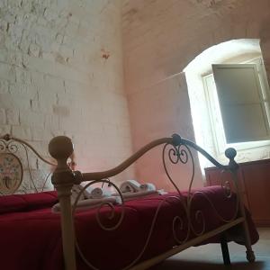 洛科罗通多Trulli Manuela 2的窗户客房内的一张床位