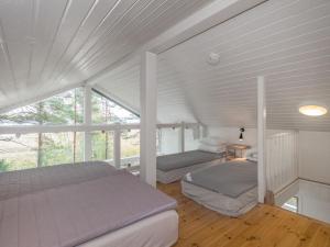 InkooHoliday Home Sjöboda by Interhome的一间卧室设有两张床和窗户。