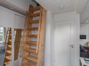 InkooHoliday Home Sjöboda by Interhome的一间房间,设有木楼梯