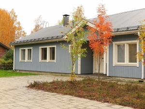 罗瓦涅米Holiday Home Villa lehmus by Interhome的前面有一棵树的蓝色房子