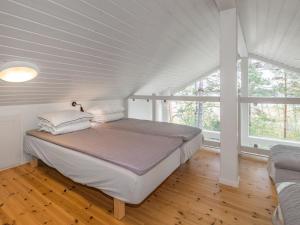 InkooHoliday Home Sjöboda by Interhome的白色客房的一张床铺,设有大窗户
