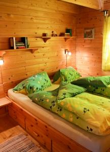 上陶恩MaRei-Hütte的木墙客房的一张床位
