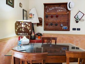 阿夸维瓦Il Piccolo Residence的用餐室配有带台灯和椅子的桌子