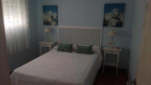 卡沃内拉斯Apartamento en Carboneras的一间小卧室,配有一张床和两张桌子