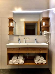 德弗雷根谷地圣雅各布海因茨勒 - 您的度假公寓的浴室配有盥洗盆、镜子和毛巾