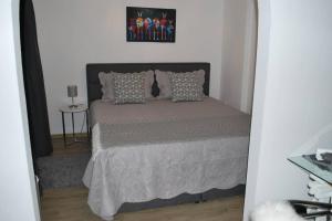 格门德蒂格斯Sonniges Appartement am Tegernsee的小型客房内的一张床位。
