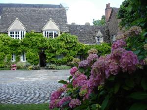 牛津Wadham College的前面有粉红色花的房子