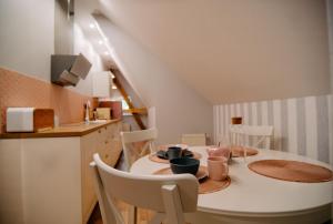 兹沃蒂斯托克Staszica16的一间带餐桌和椅子的厨房和一间带楼梯的厨房