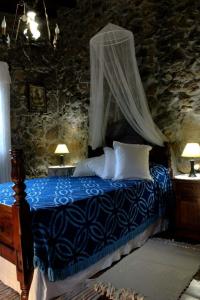 TiñorCASA MARY LOLA的一间卧室配有一张蓝色的床和蚊帐