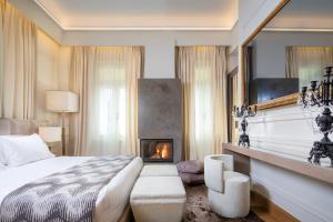 纳夫普利翁3号六十套房及酒店的酒店客房配有一张床和一个壁炉。