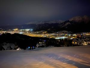 考斯赛力克Willa Irena的夜晚在雪中欣赏城镇的景色