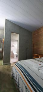 卡瓦坎特Pousada Recanto da Mata的一间卧室配有一张床,浴室设有卫生间