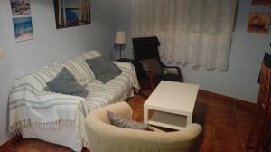 卡沃内拉斯Apartamento en Carboneras的客厅配有沙发、椅子和桌子