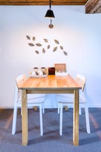 OnderdendamMolen Hunsingo的餐桌、两把椅子和白色墙壁