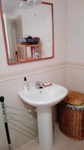 卡沃内拉斯Apartamento en Carboneras的浴室设有白色水槽和镜子